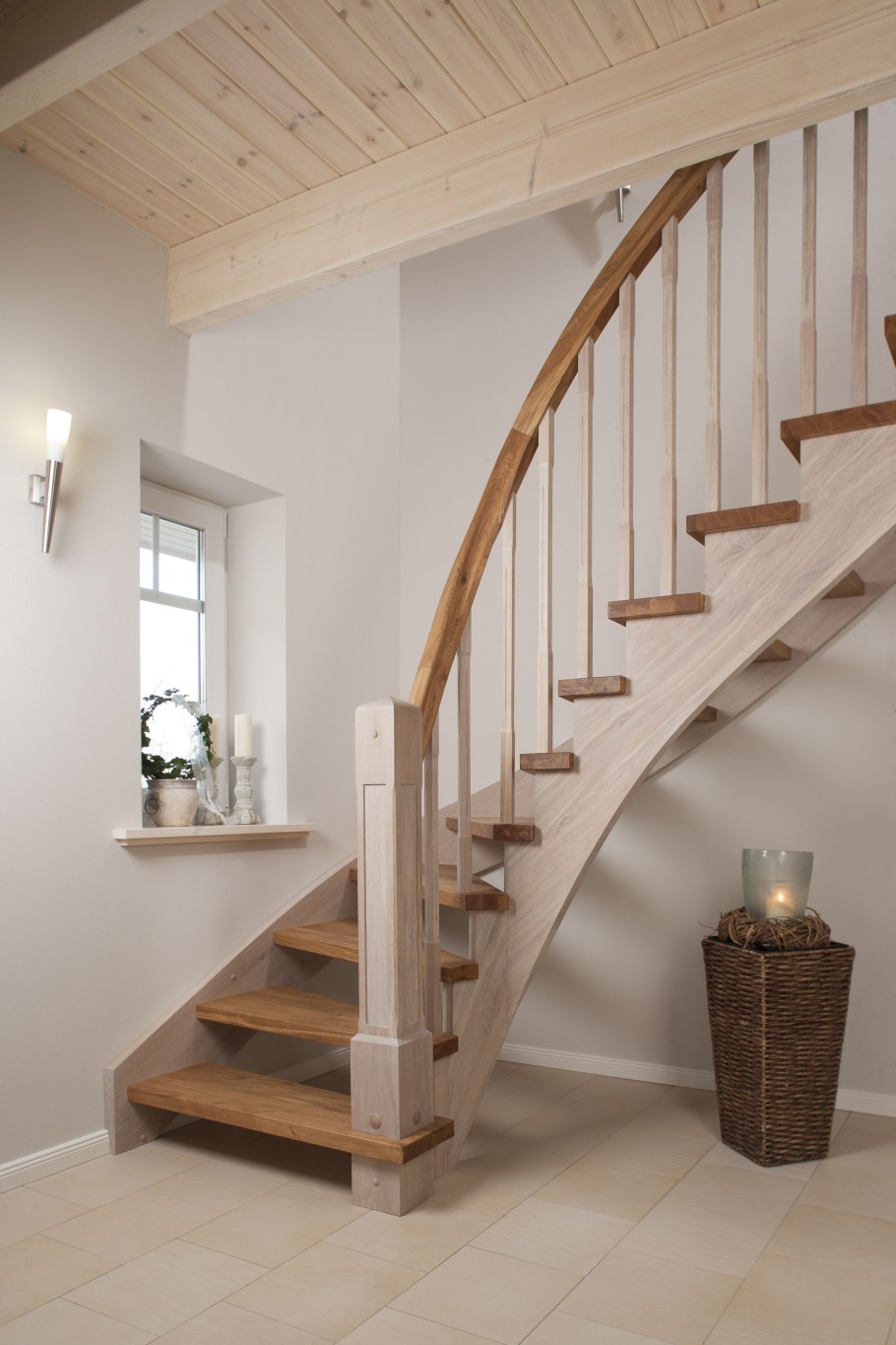 Лестница угловая деревянная