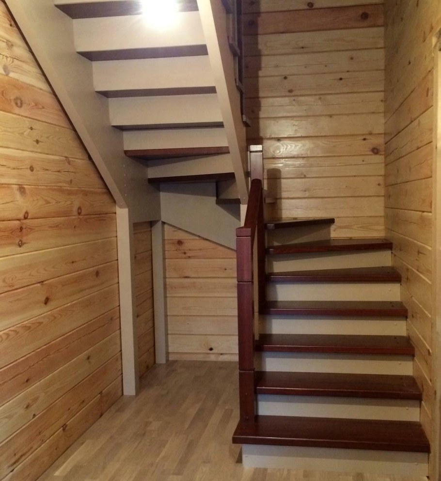 Трехмаршевая лестница с забежными ступенями