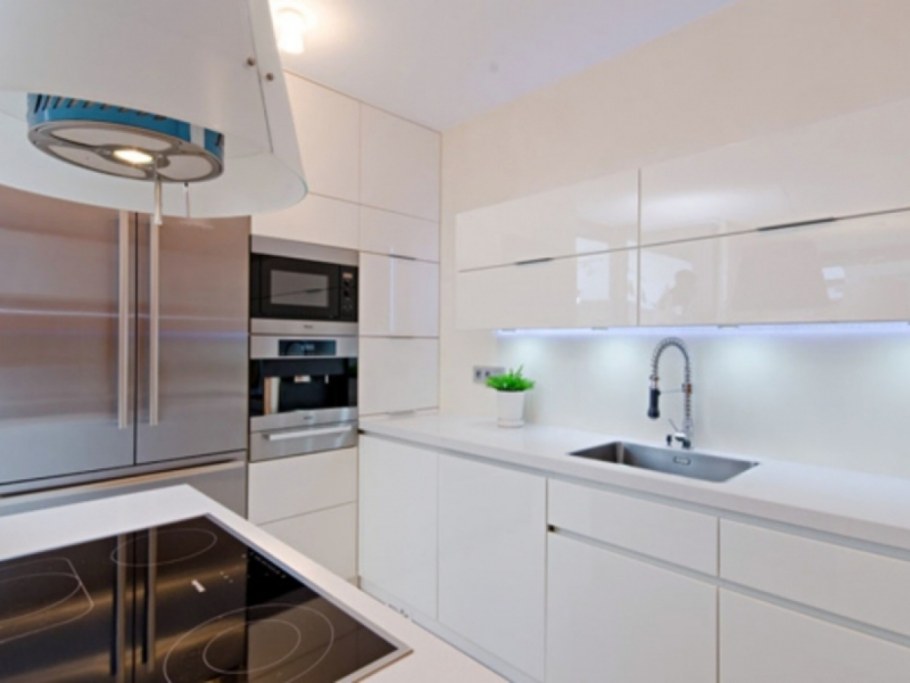 Современная белая кухня