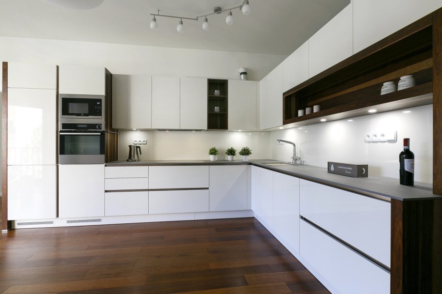 Белая кухня угловая современная