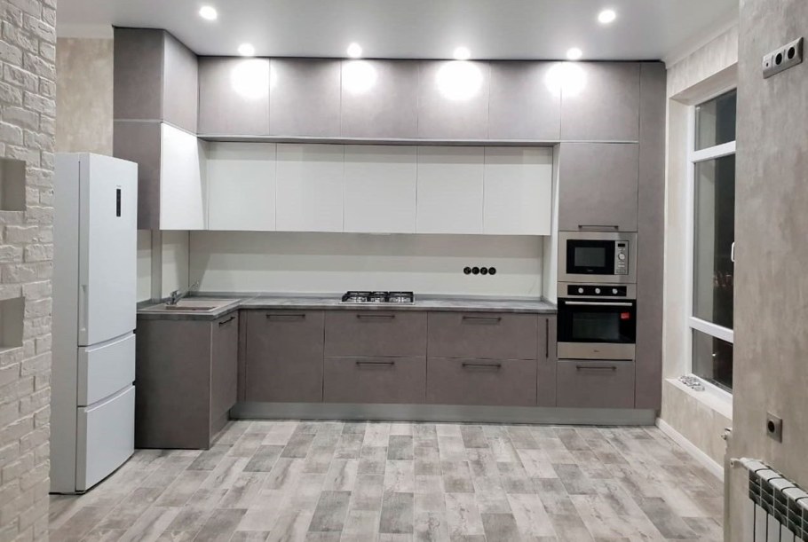 Кухня угловая белая с антресолью