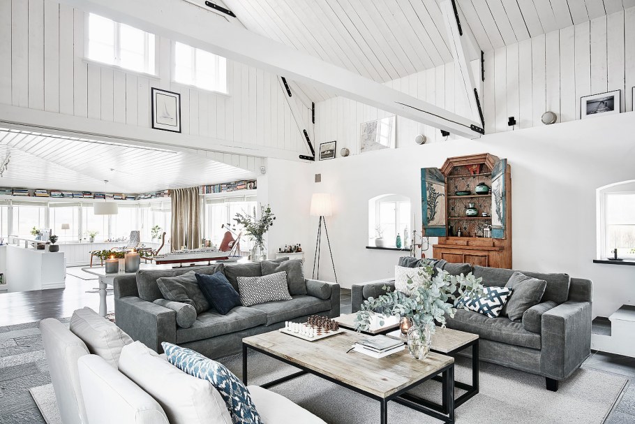Гостиная в загородном доме в скандинавском стиле