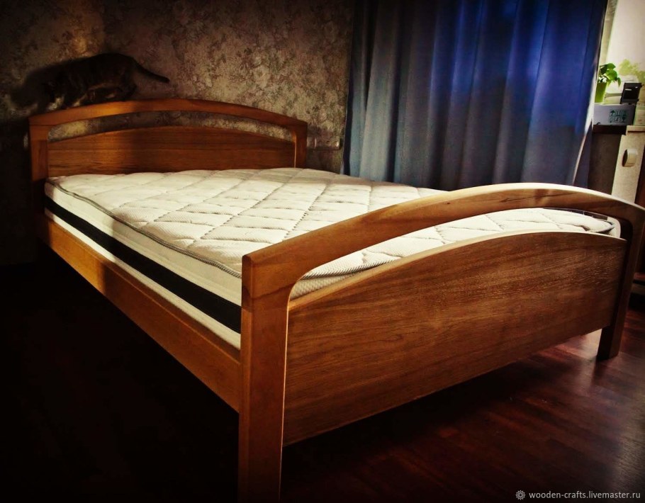 Кровать двуспальная деревянная