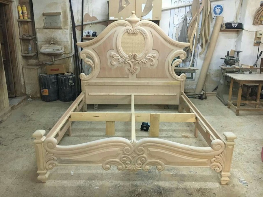Резная кровать из дерева
