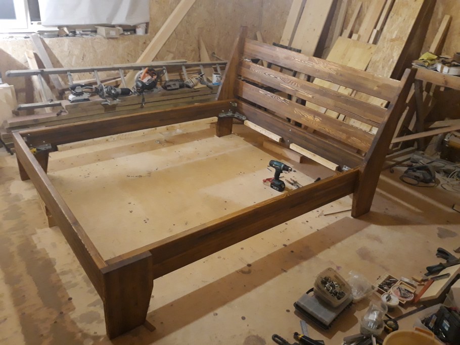 Самодельная двуспальная кровать