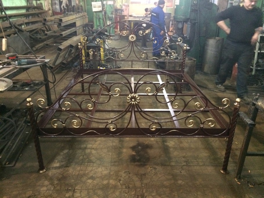 Кровать с элементами ковки