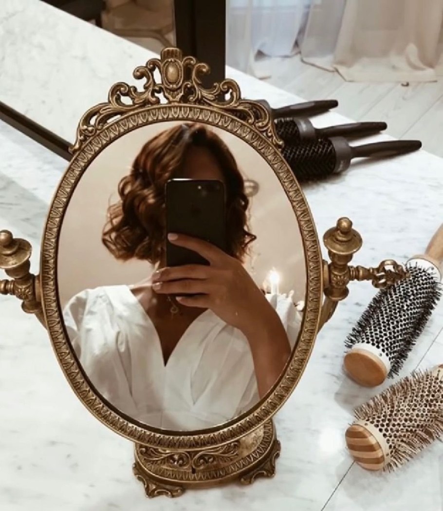 Девушка в зеркале