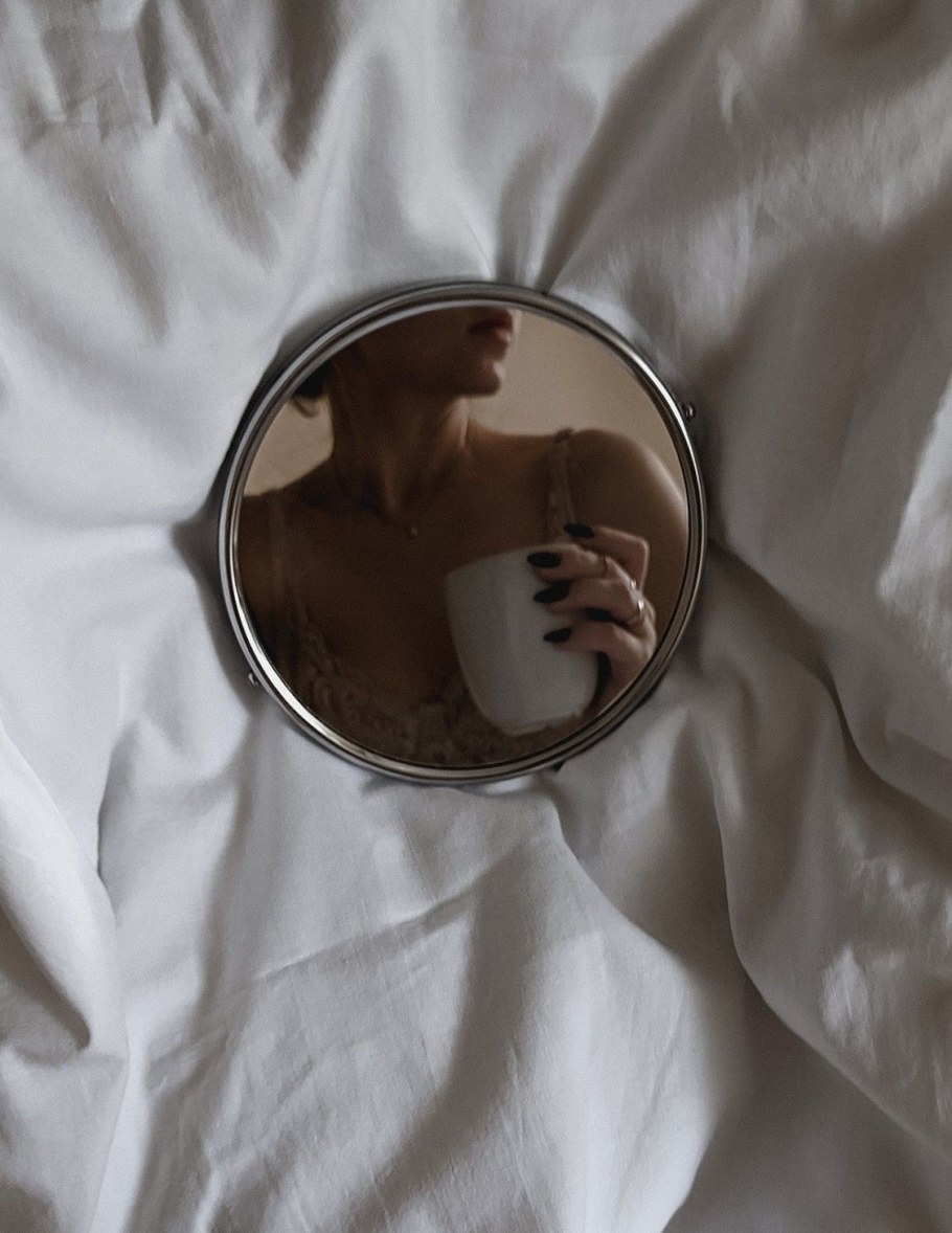 Девушка в круглом зеркале