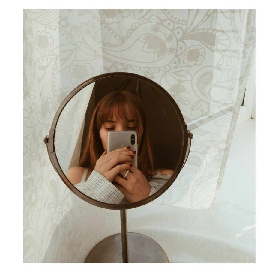 Селфи в настольном зеркале