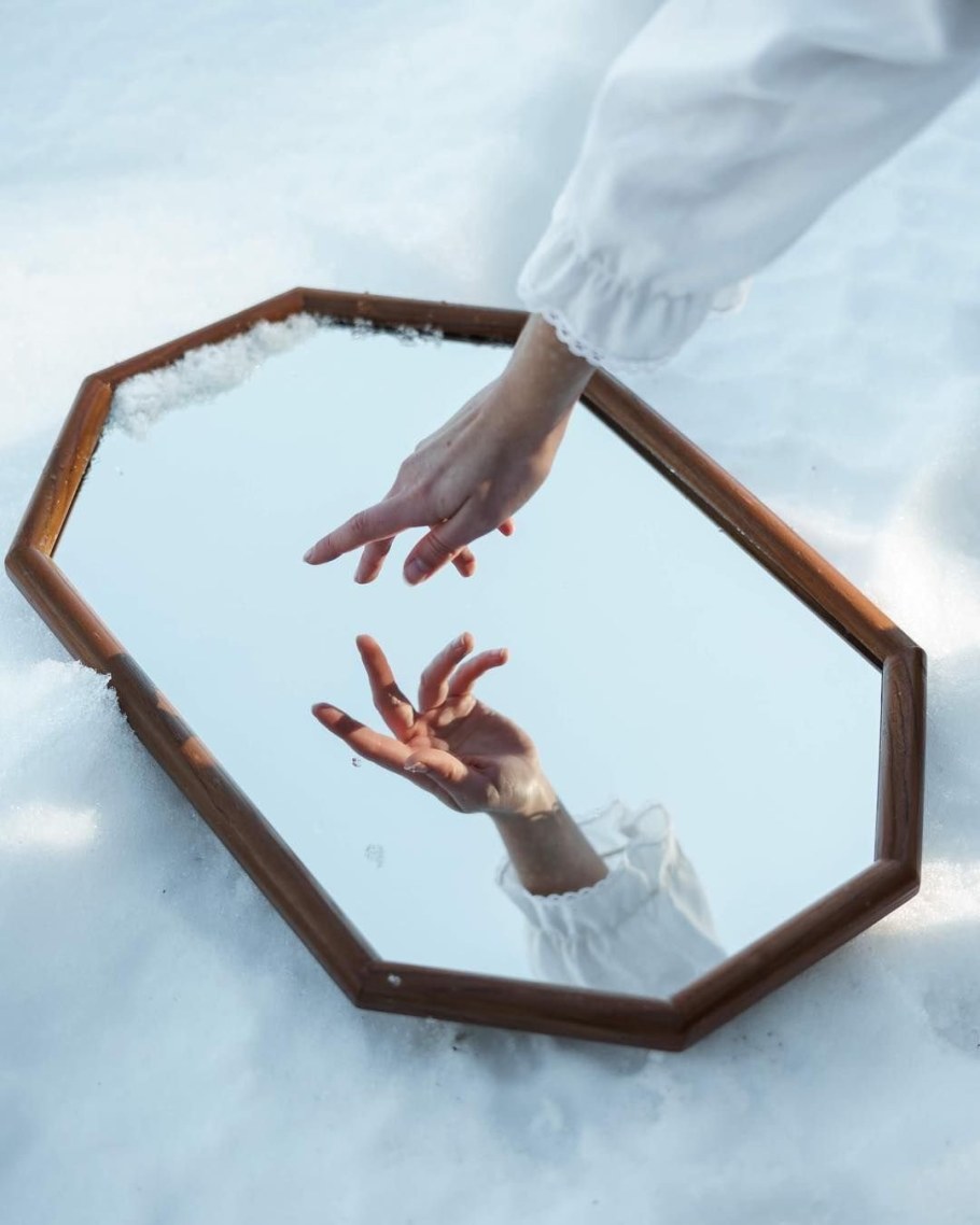 Отражение человека в зеркале