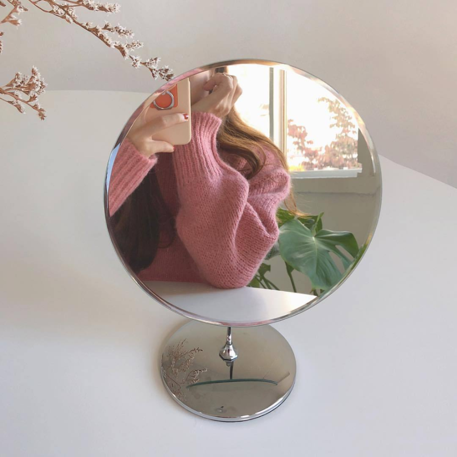 Девочка в зеркале