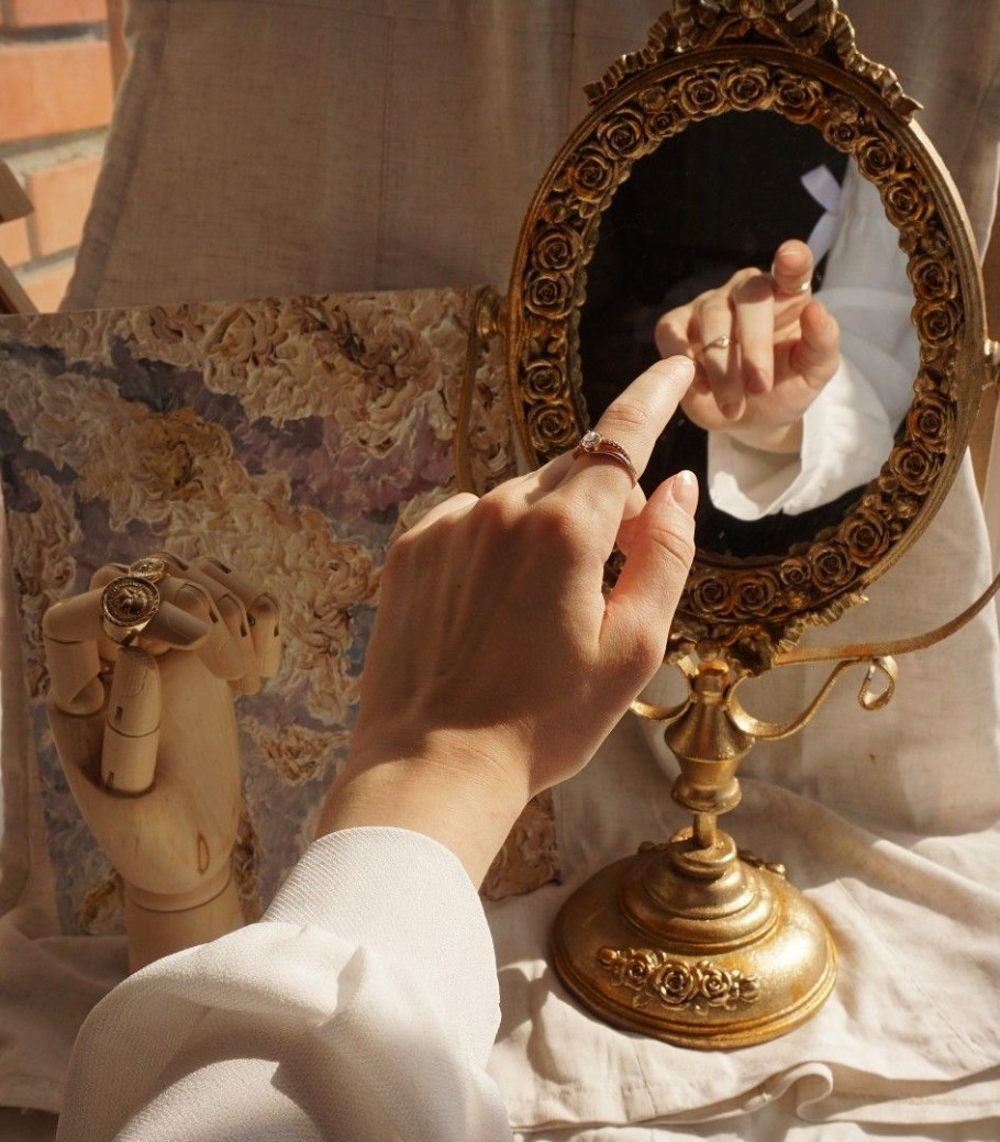 Зеркальце в руке