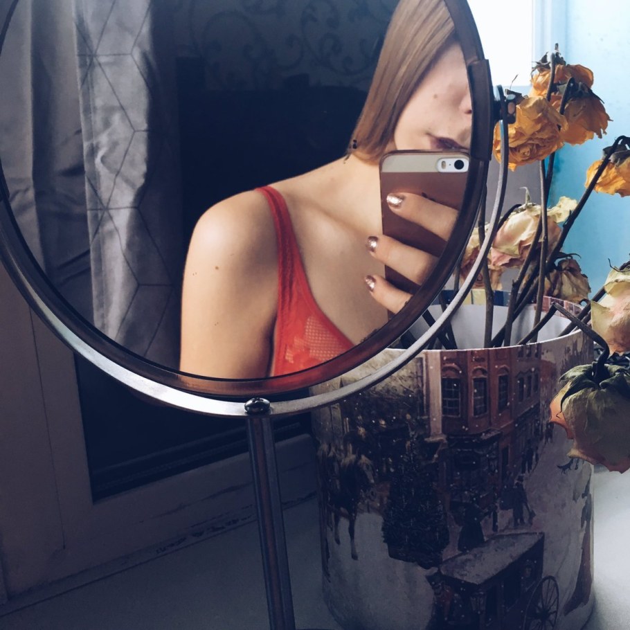 Девушка в зеркале