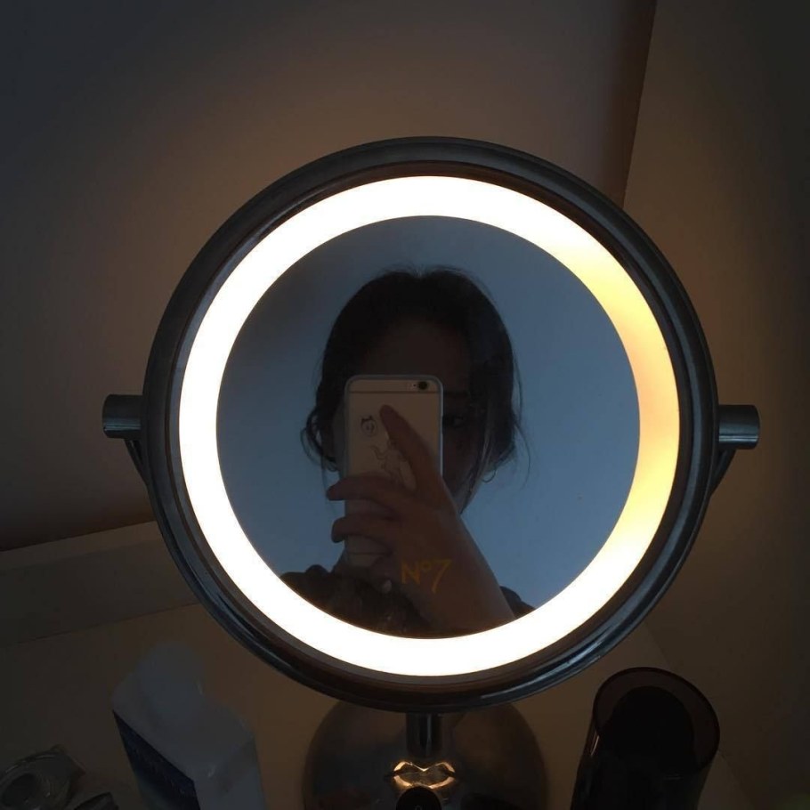 Девушка возле зеркала