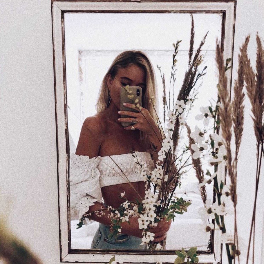 Девушка в зеркале