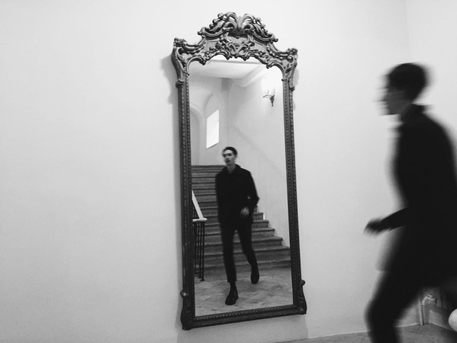 Фотосессия отражение в зеркале