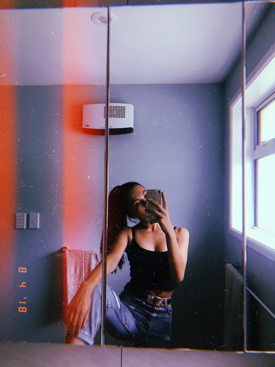 Девушка в зеркальной комнате