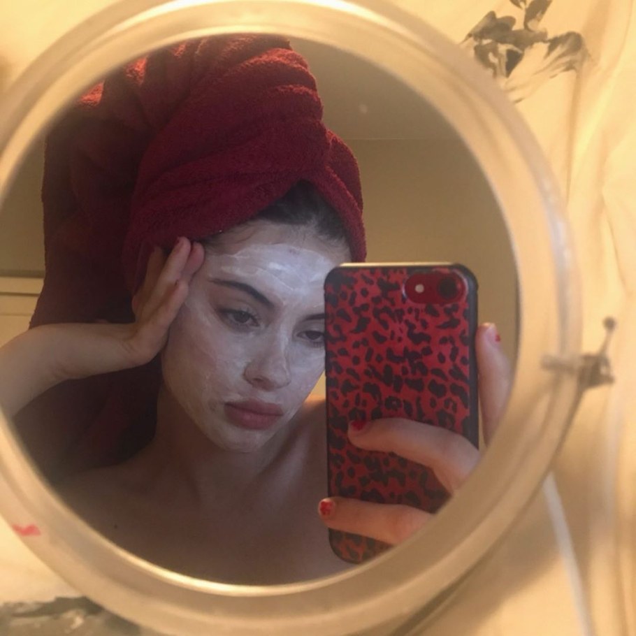 Девушка селфи в зеркале