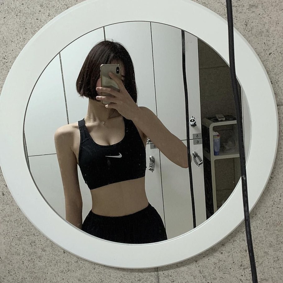 Девочка с каре в зеркале