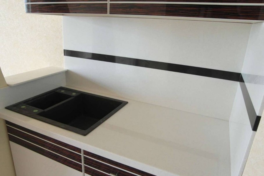 Столешница и стеновая панель из искусственного камня