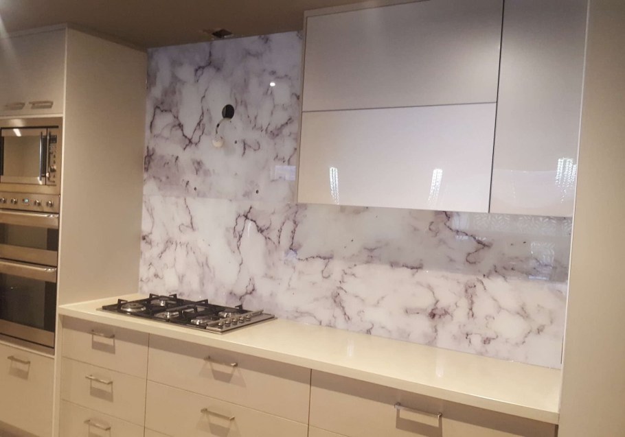Стеновая панель под мрамор для кухни