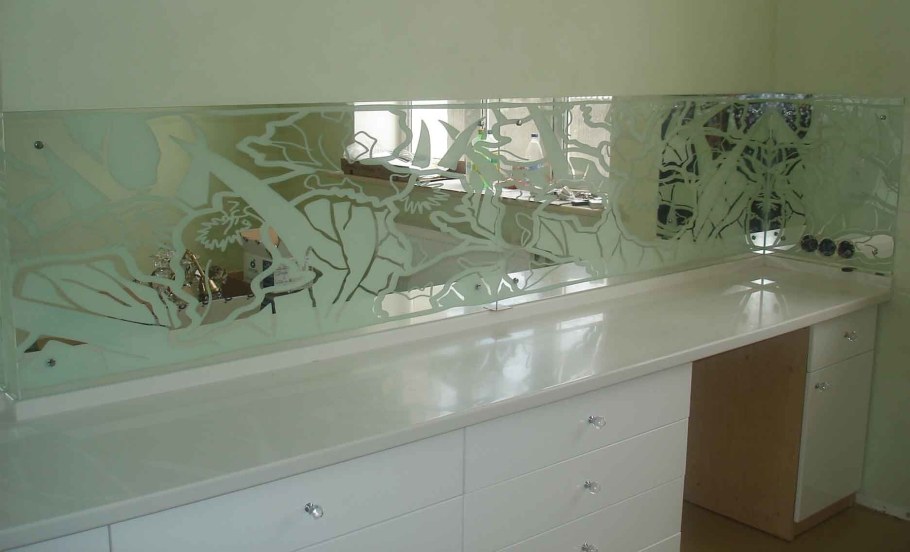 Кухонный фартук из стекла