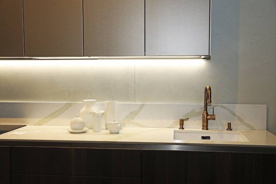 Стеновая панель из акрилового камня