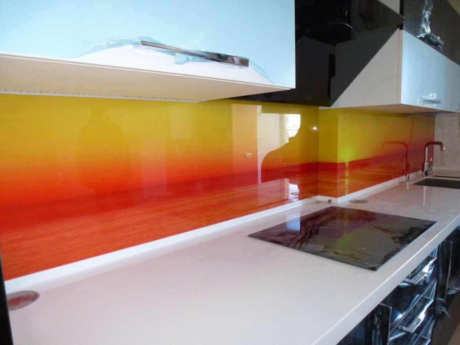 Кухонный фартук из стекла