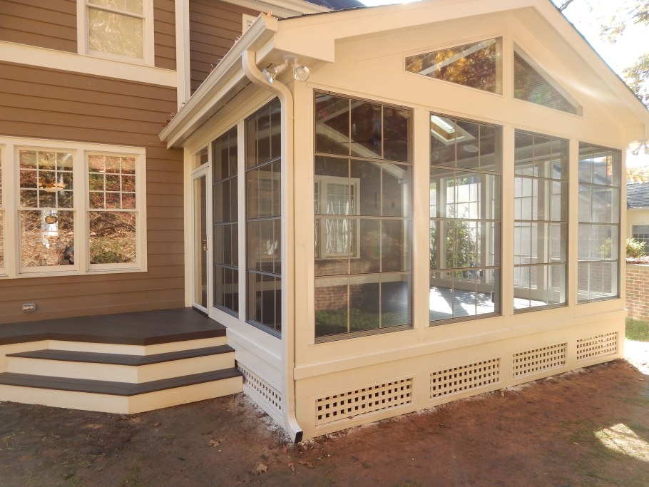 Застекленная деревянная веранда