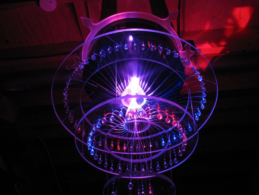 Необычный светильник из оптоволокна