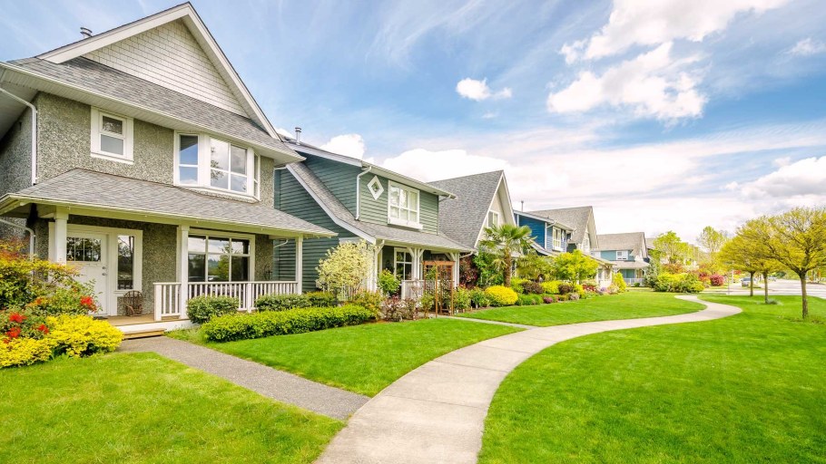 Американский дом с газоном