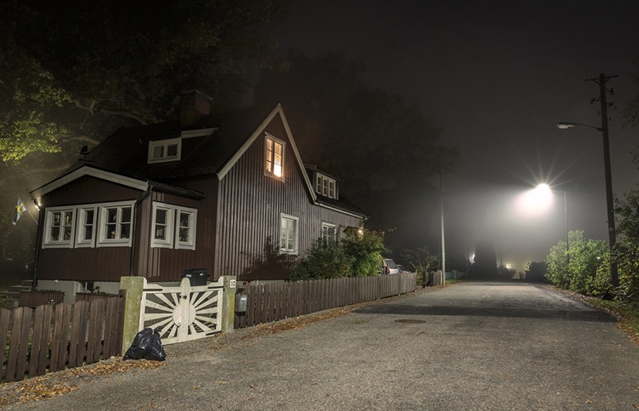 Темная улица с домами