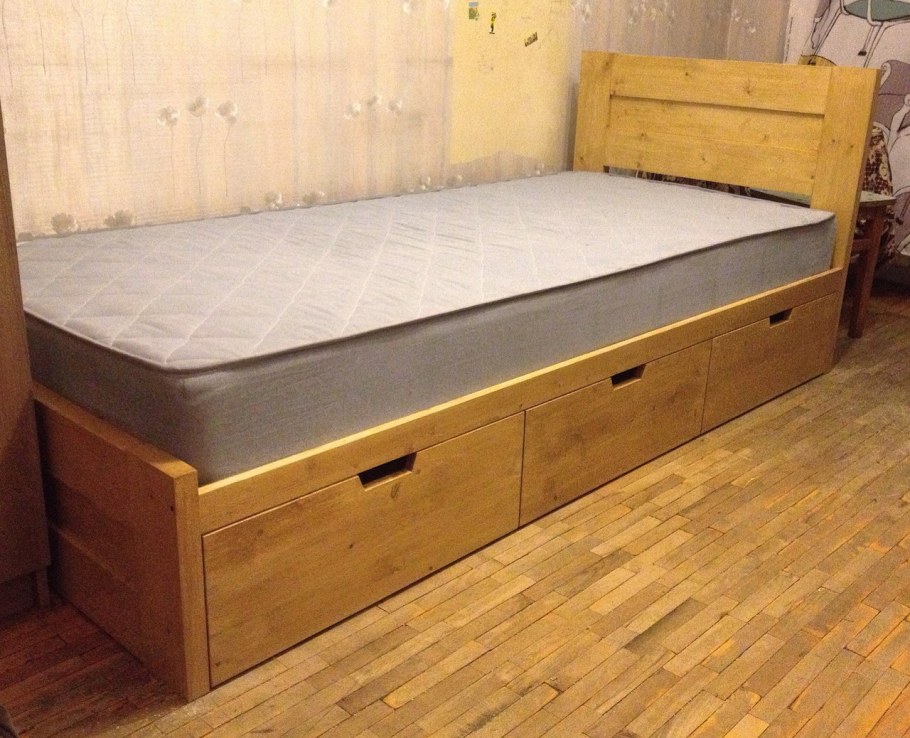 Односпальная кровать с выдвижными ящиками