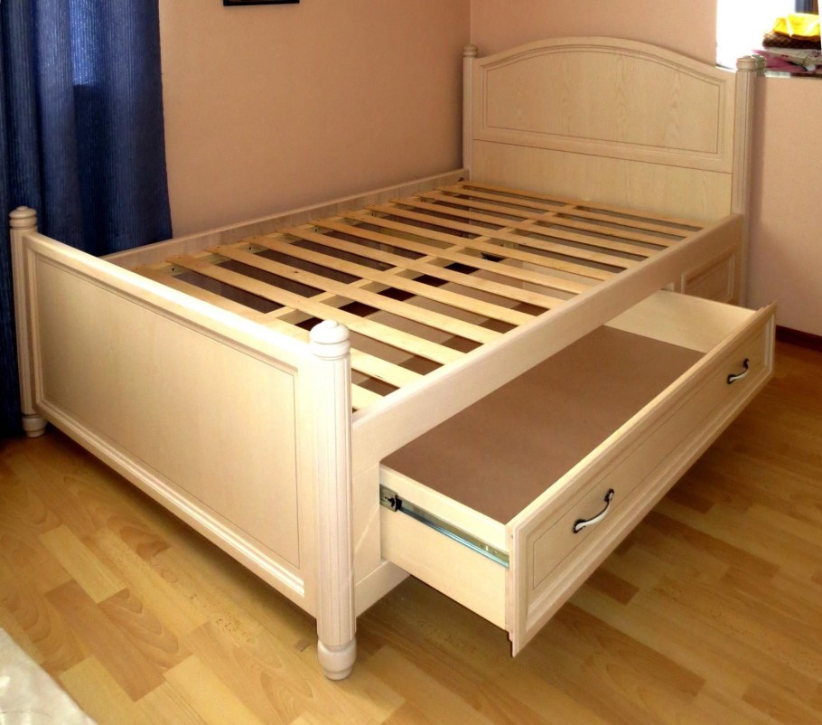 Деревянная кровать с ящиками