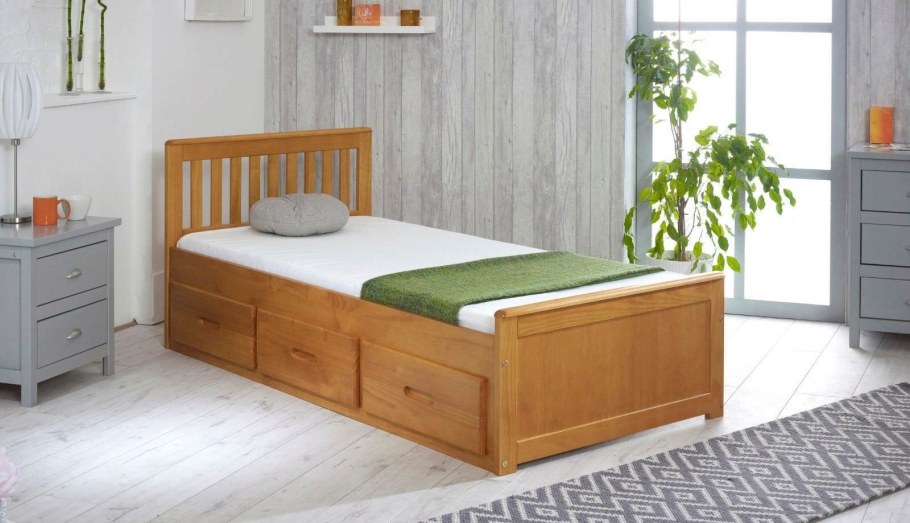 Деревянная кровать с ящиками