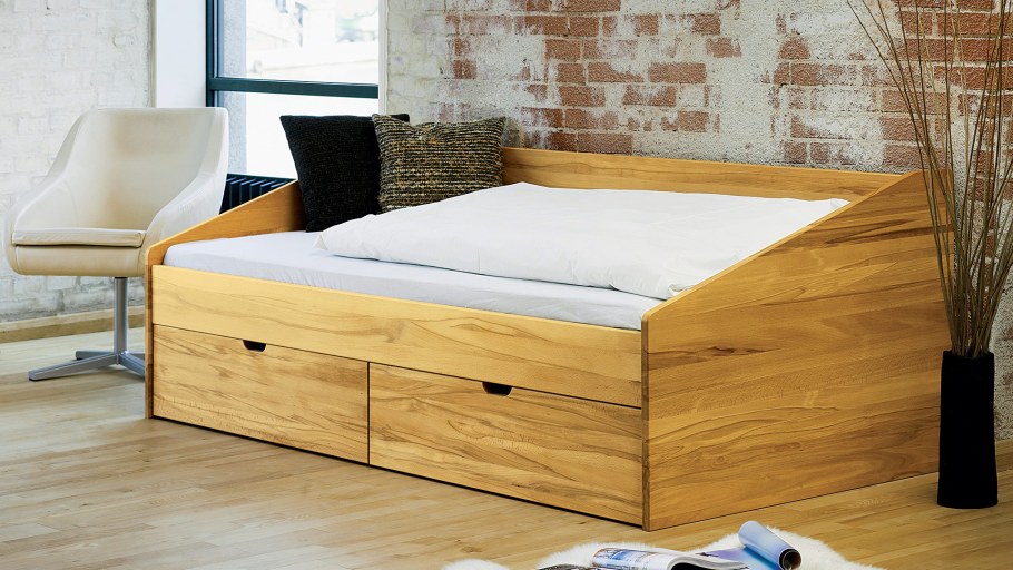 Кровать из дерева с ящиками