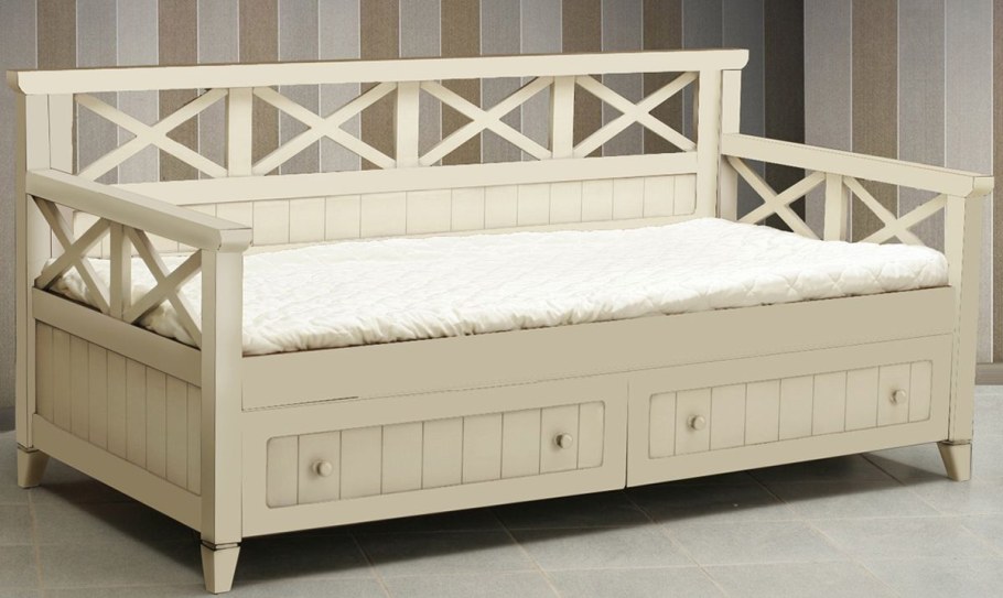 Деревянная кровать кушетка