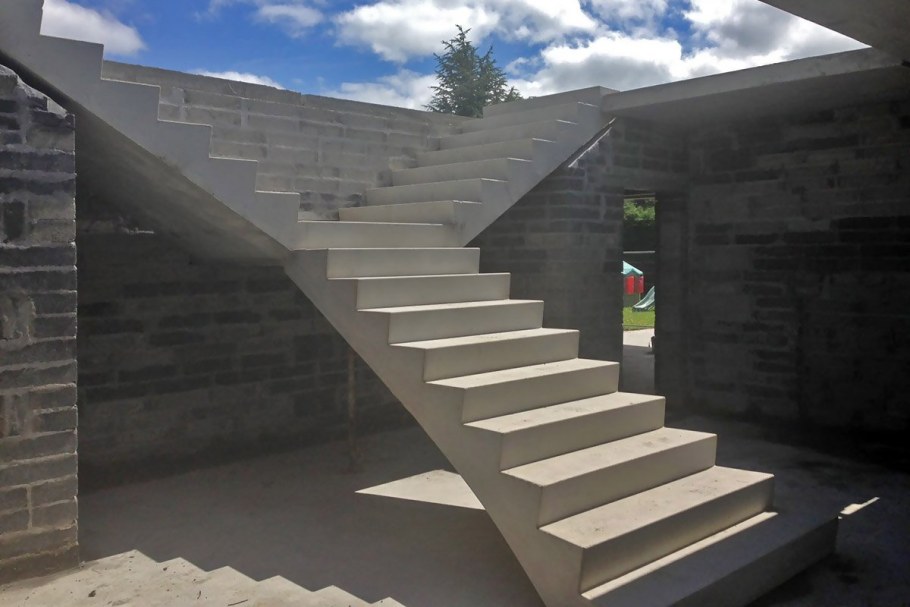 Одномаршевая бетонная лестница