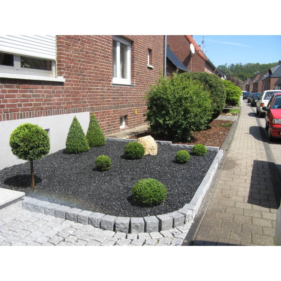 Отсыпка клумбы мраморной крошкой