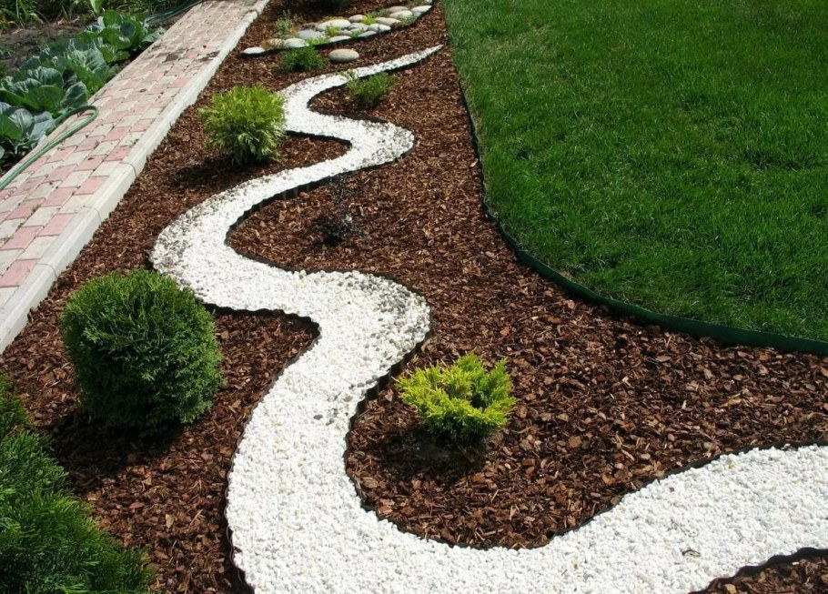 Мульчирование гранитной щебенкой