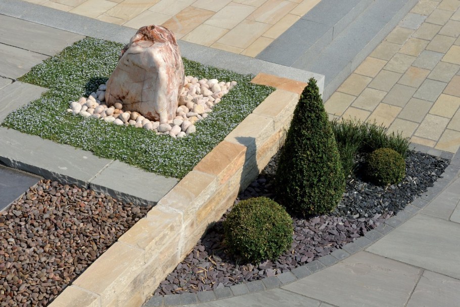 Мульчирование туи мраморной крошкой