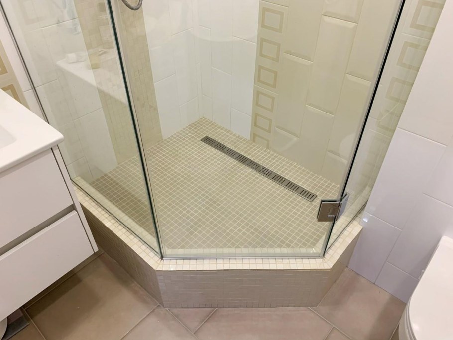 Асимметричный душевой уголок 110х80