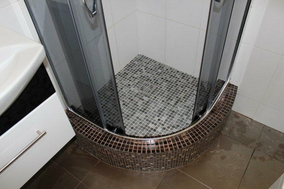 Асимметричный душевой уголок 110х80