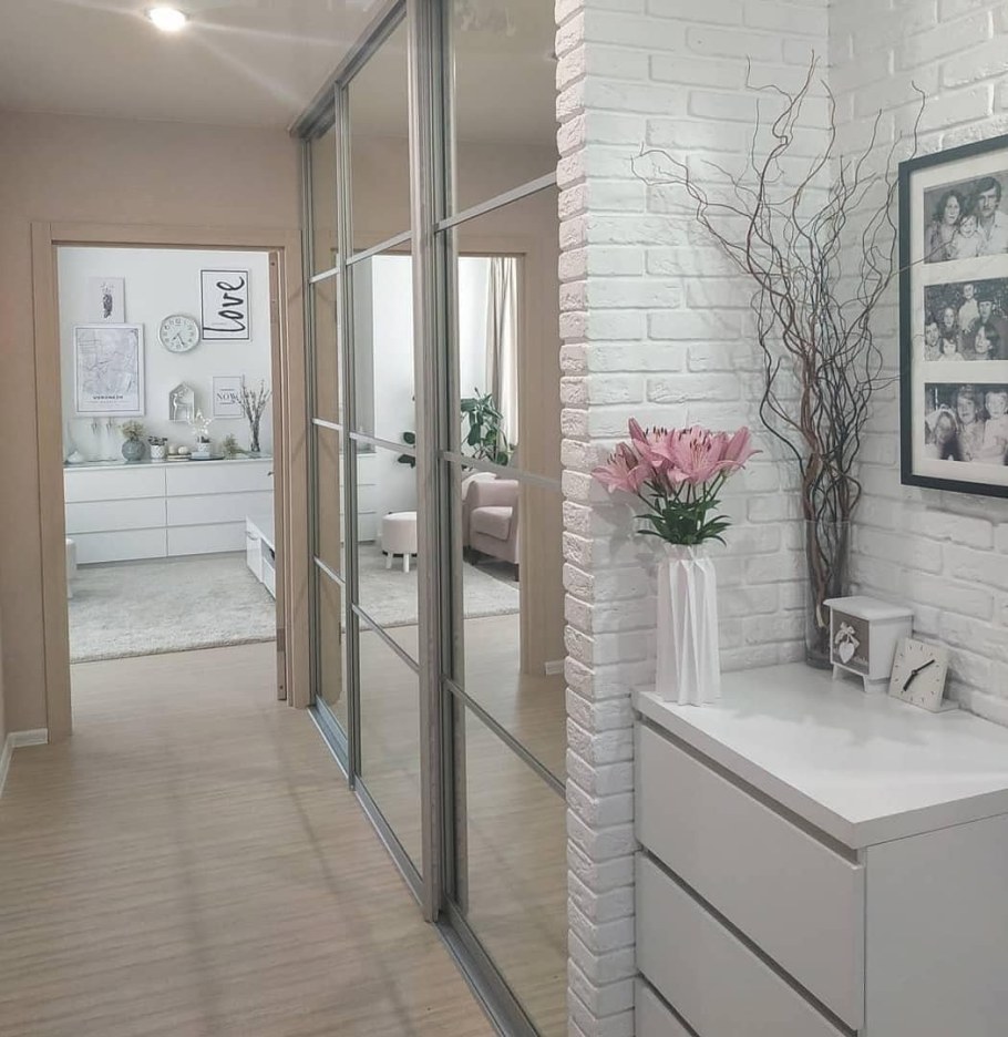 Белый кирпич в прихожей