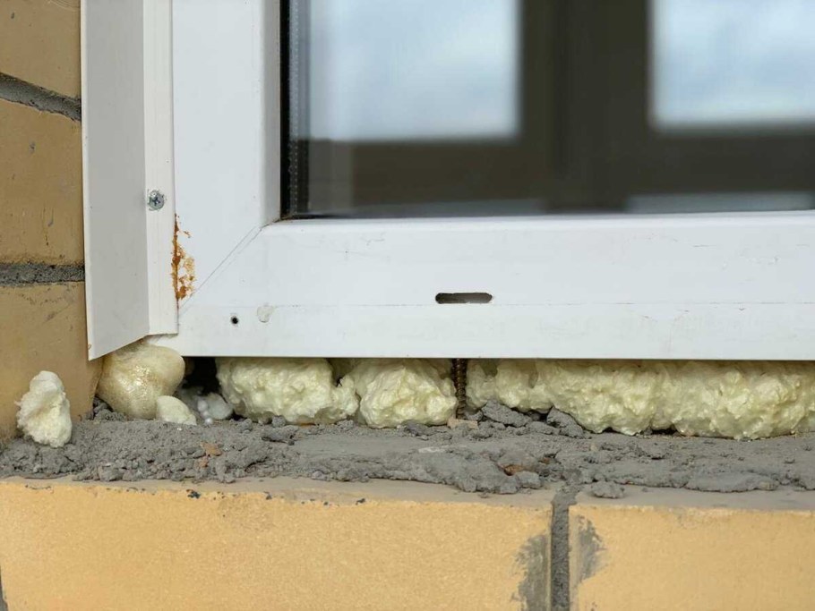 Запенивание пластиковых окон