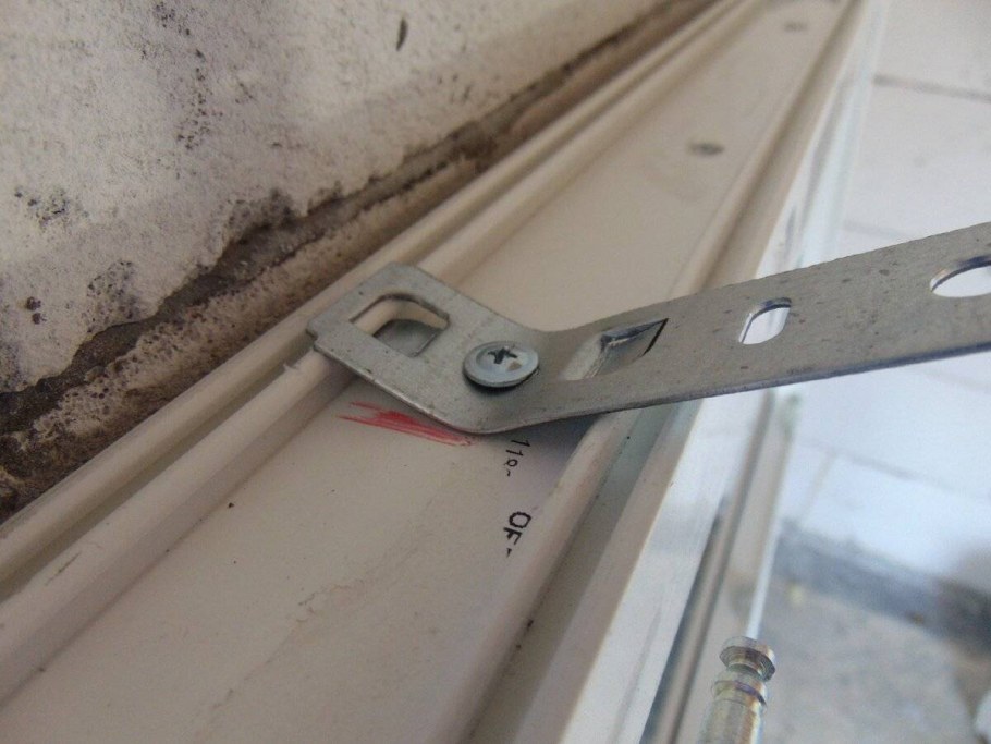 Анкерная пластина для пластиковых окон 70 профиль