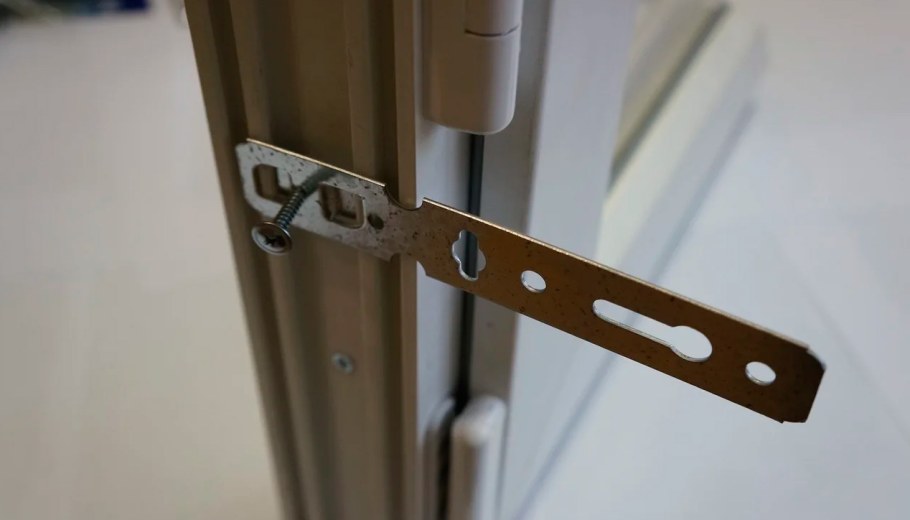 Анкерная пластина на окна Рехау