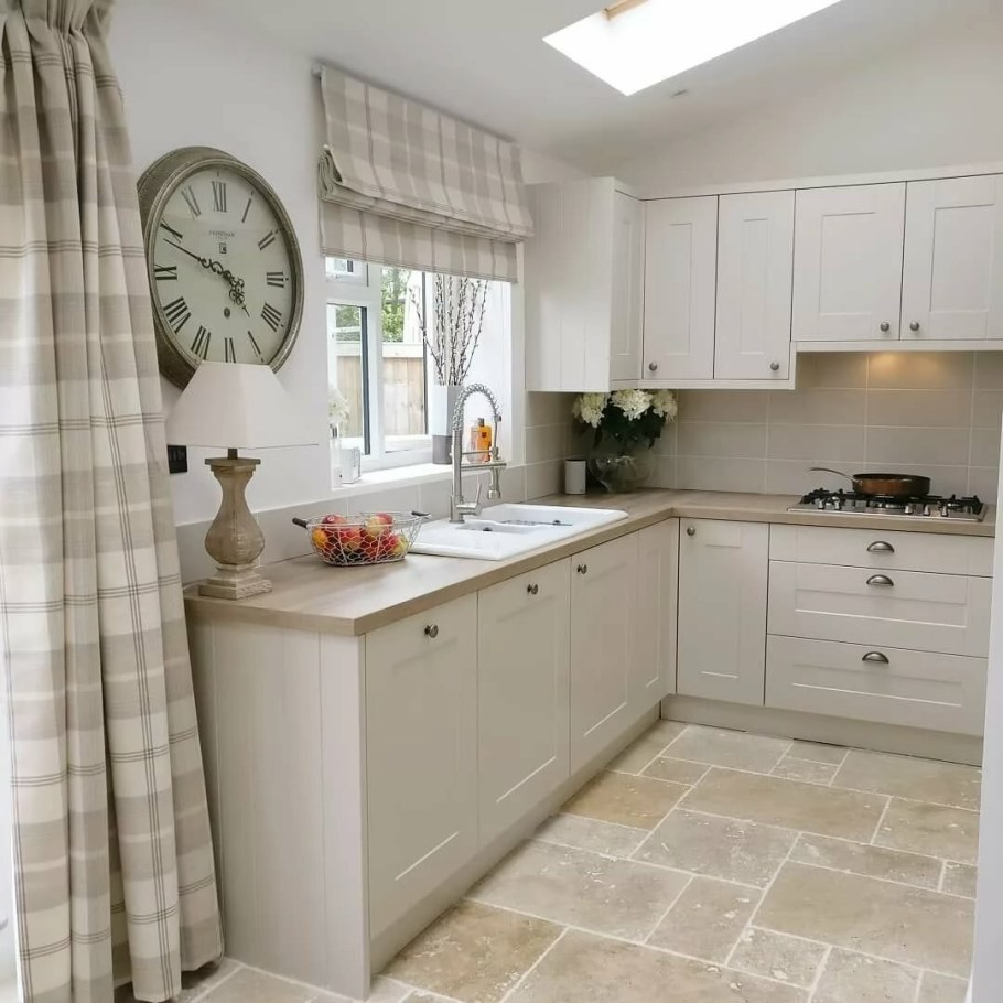 Интерьер кухни с мойкой у окна