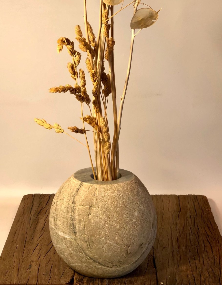 Каменные вазы для цветов