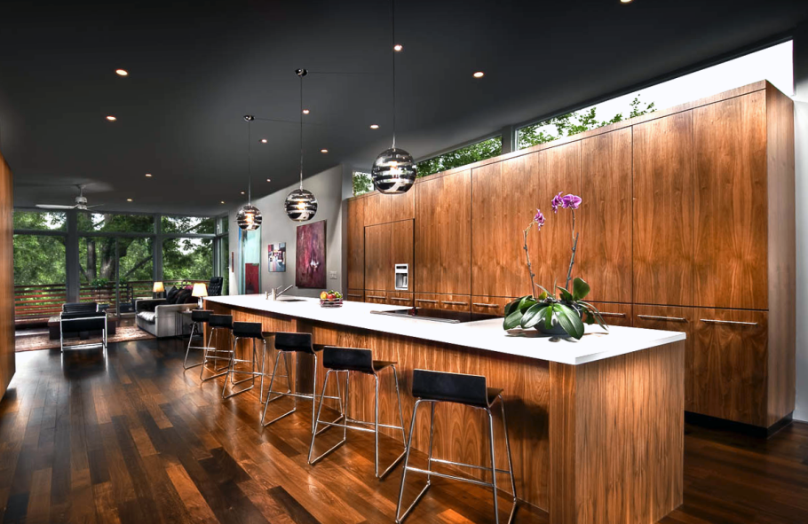 Темный потолок в ресторане